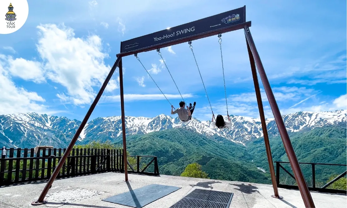 นักท่องเที่ยวเล่นชิงช้า Yoo-Hoo Swing ลอยฟ้ากลางอากาศเหนือหุบเขาอิวาตาเกะที่กว้างใหญ่