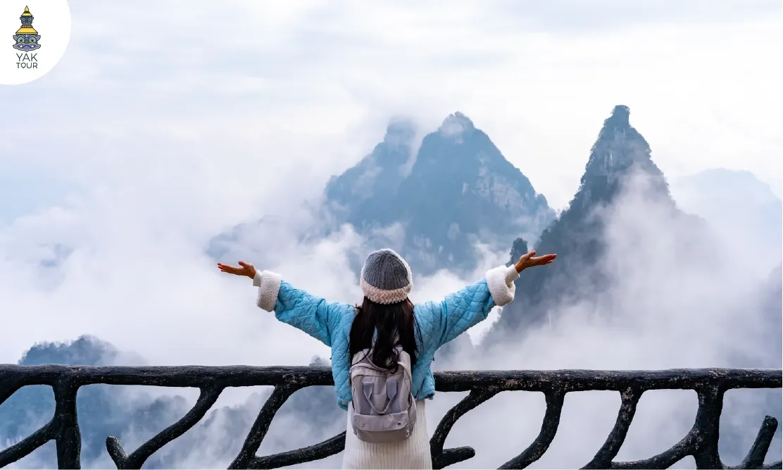 นักท่องเที่ยวชมวิวเทือกเขาในอุทยานแห่งชาติจางเจียเจี้ย ที่เที่ยวจีน 5A ยอดนิยม