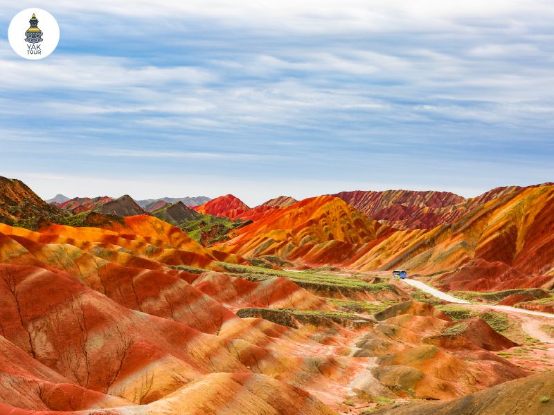 ทัศนียภาพภูเขาสายรุ้งหลากสีสันในอุทยานธรณีแห่งชาติจางเย่ (Zhangye National Geopark) มณฑลกานซู