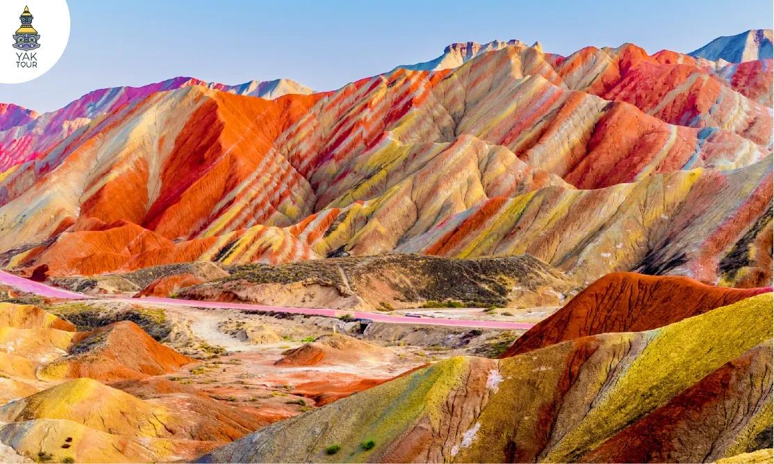 ทัศนียภาพภูเขาสีรุ้งที่มีริ้วสีสลับกันในอุทยานธรณีแห่งชาติจางเย่