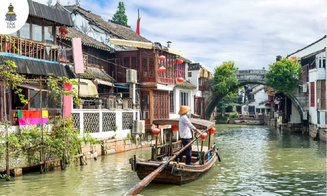 บรรยากาศการล่องเรือชมบ้านเรือนริมน้ำในเมืองน้ำโบราณจูเจียเจี่ยว