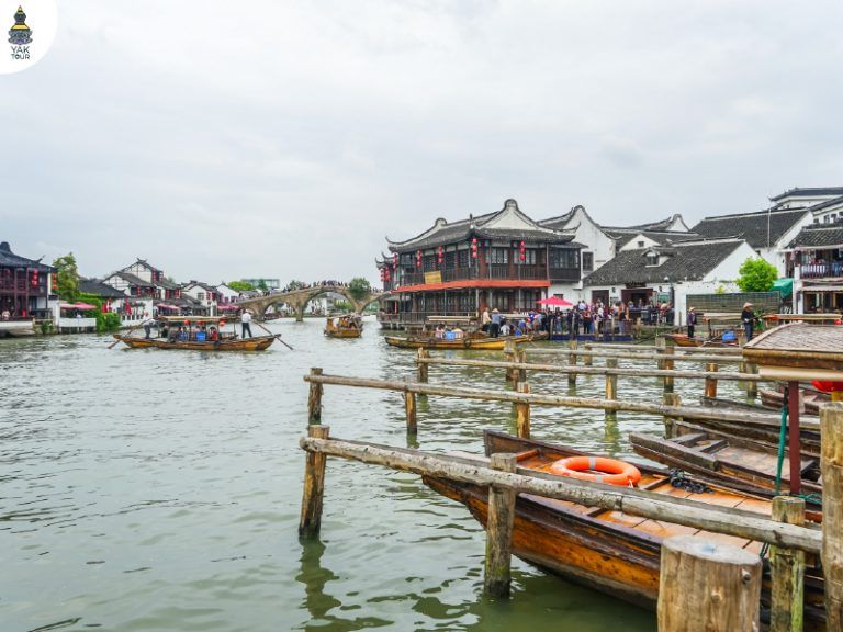 นั่งเรือชมเมืองโบราณจูเจียเจี่ยว (Zhujiajiao) เวนิสแห่งเซี่ยงไฮ้ สัมผัสบรรยากาศริมน้ำและสะพานหินเก่าแก่